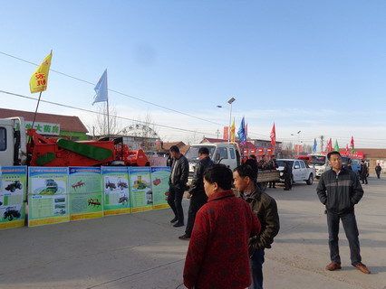 赤峰市：宁城县农机生产企业在农博会上展示新产品