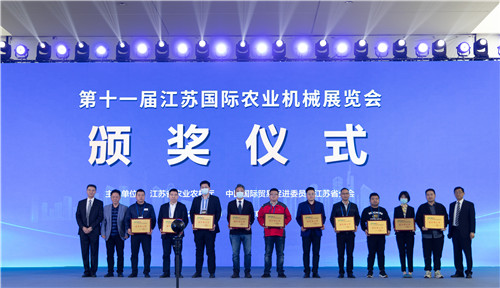 凯斯纽荷兰工业中国区农业机械市场总监崔沐川（左六）代表领奖.jpg