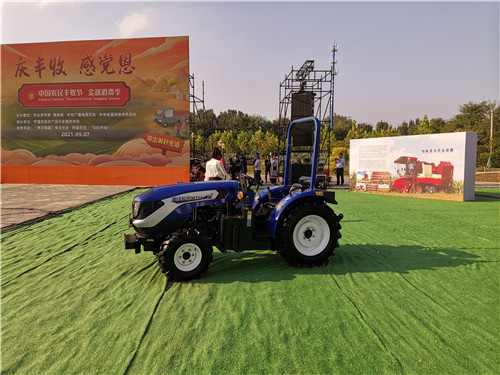 1雷沃欧豹智能拖拉机亮相中国农机品牌企业展.jpg